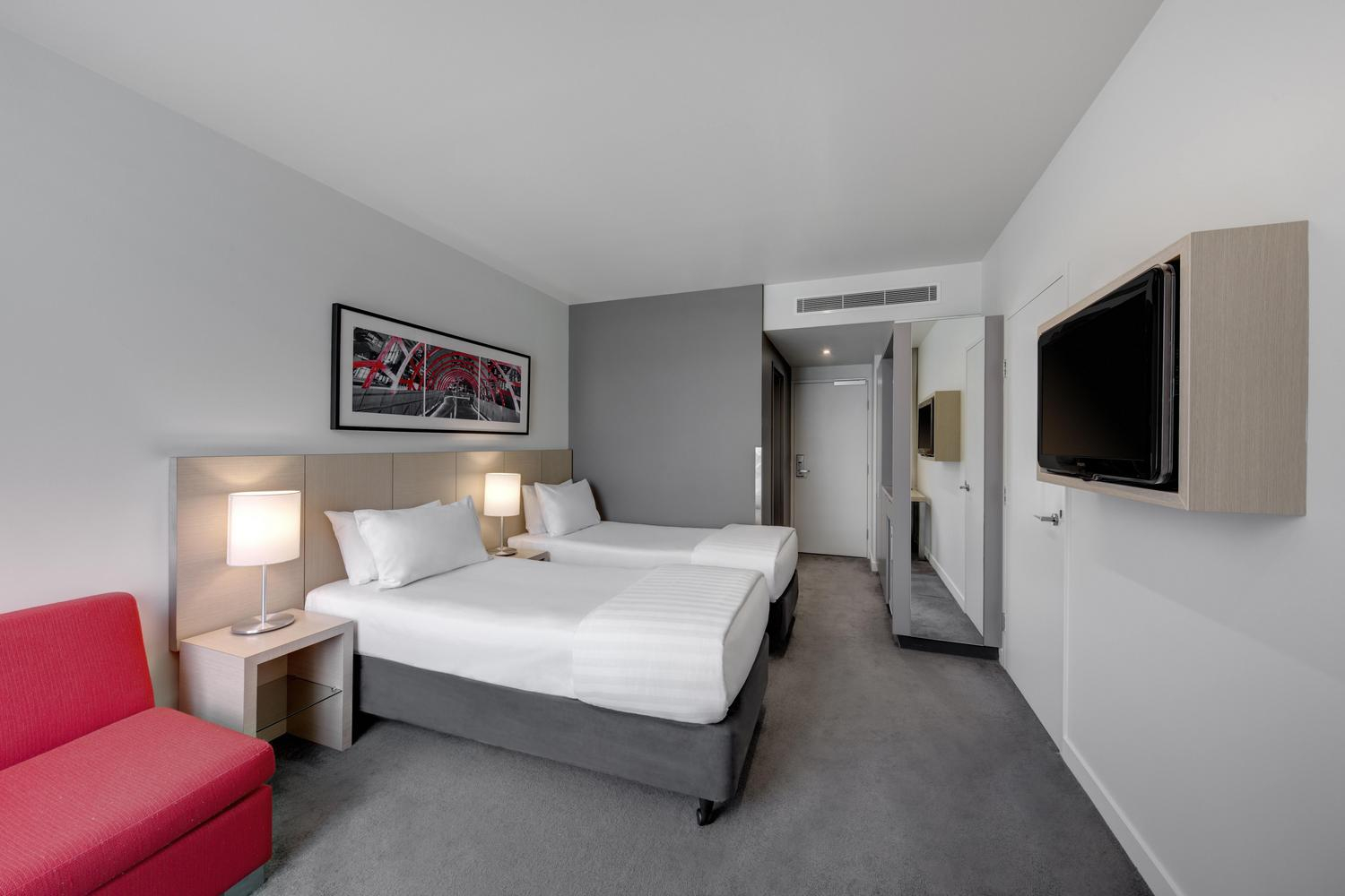 travelodge hotel docklands melbourne guest room twin with sofa 04 2016