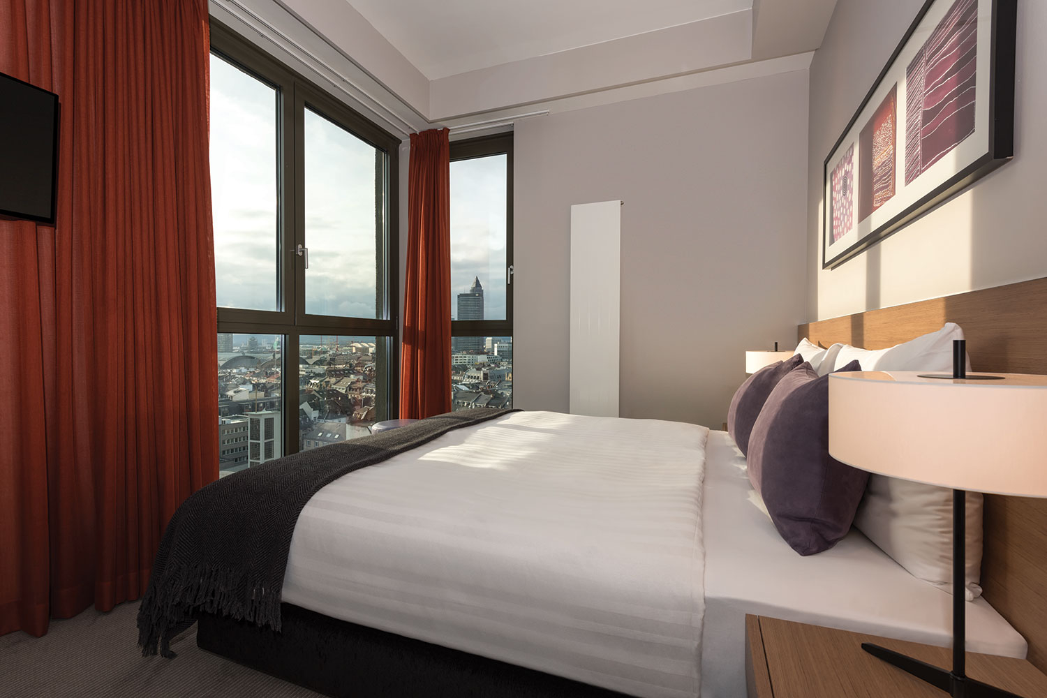 adina apartment hotel frankfurt neue oper one bedroom corner apartment bedroom 01 2017