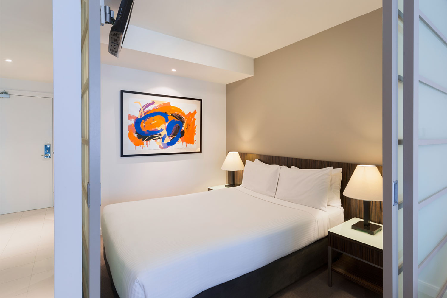 adina apartment hotel sydney darling harbour premier grand studio apartment bedroom 01 2016