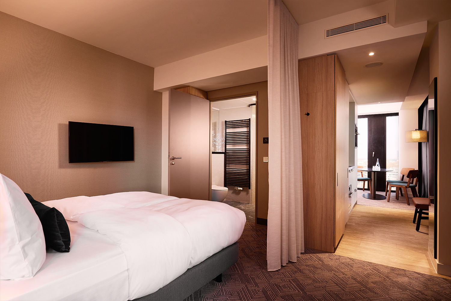 adina_munich_one_bedroom_curtain