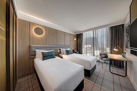 vibe hotel sydney darling harbour guest room twin bedroom 01 2019