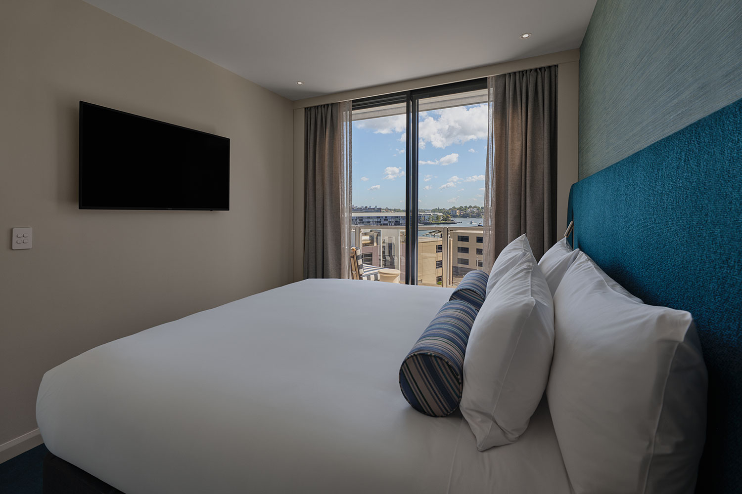 adina sydney darling harbour one bedroom apartment accelerated room 2026 01