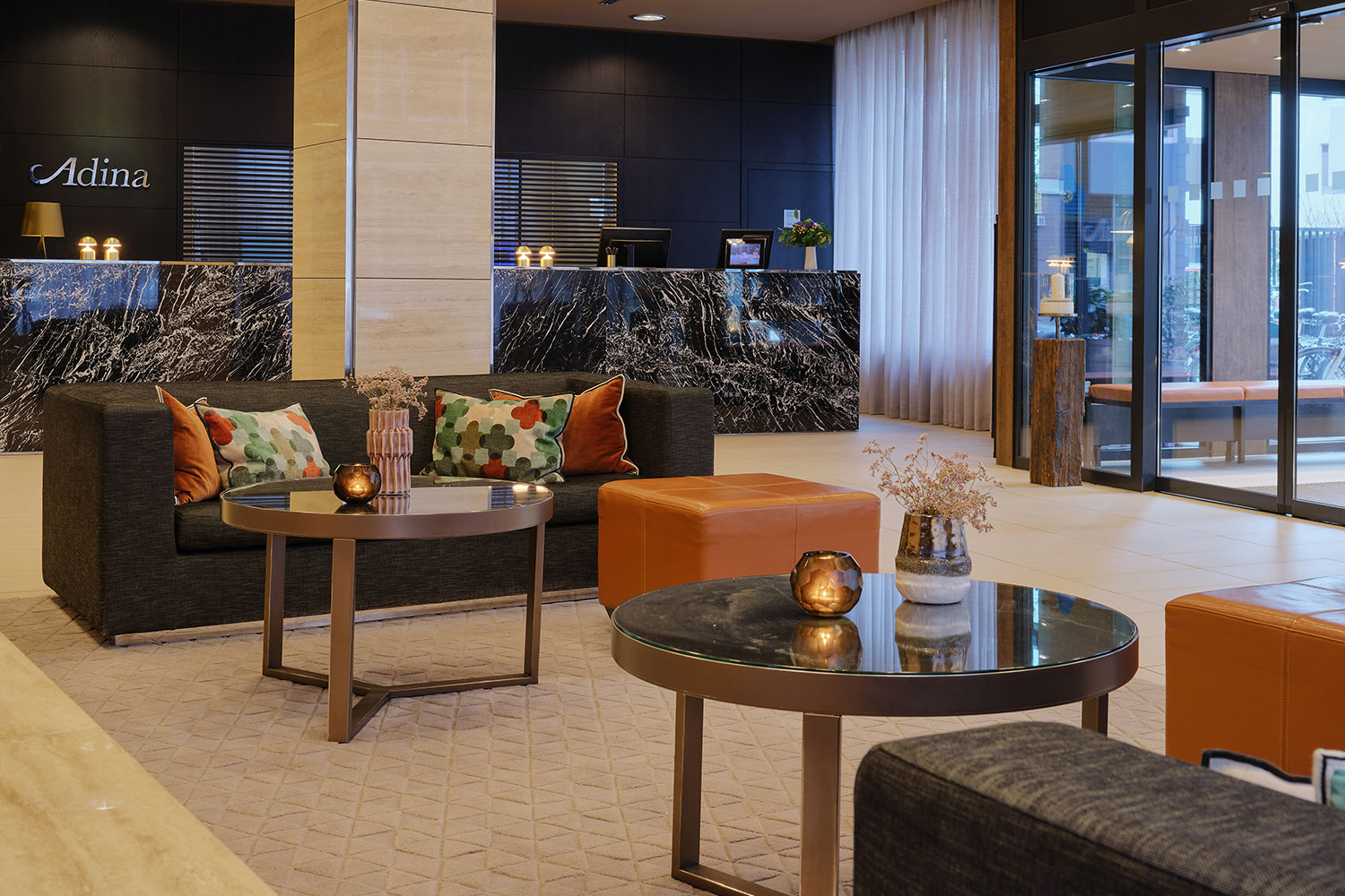 adina hotel hamburg michel lobby_2023