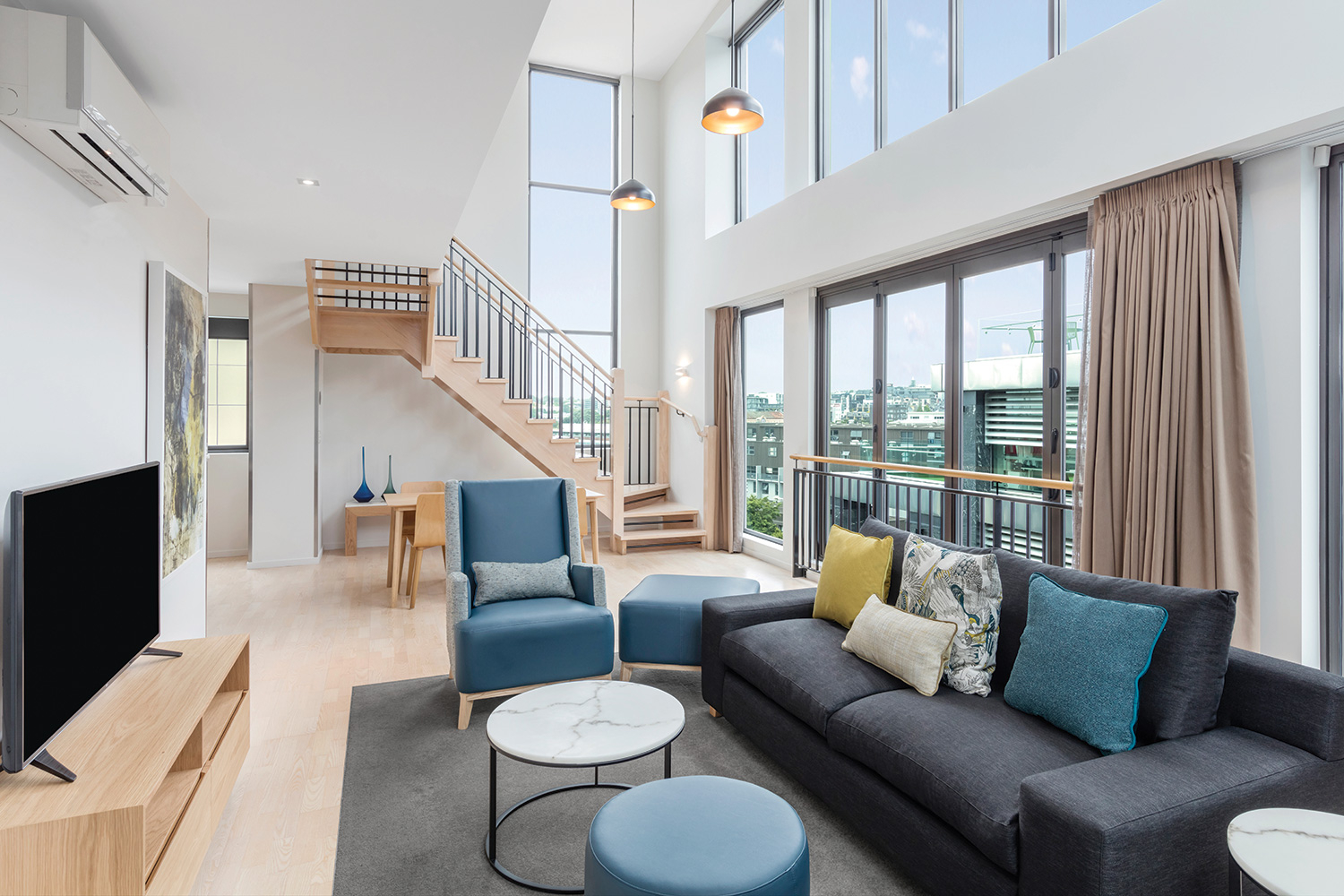 adina apartment hotel three bedroom premier apartment lounge room 01 2017_1