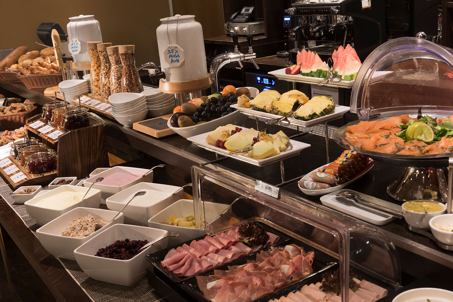 adina apartment hotel berlin checkpoint charlie restaurant breakfast 3