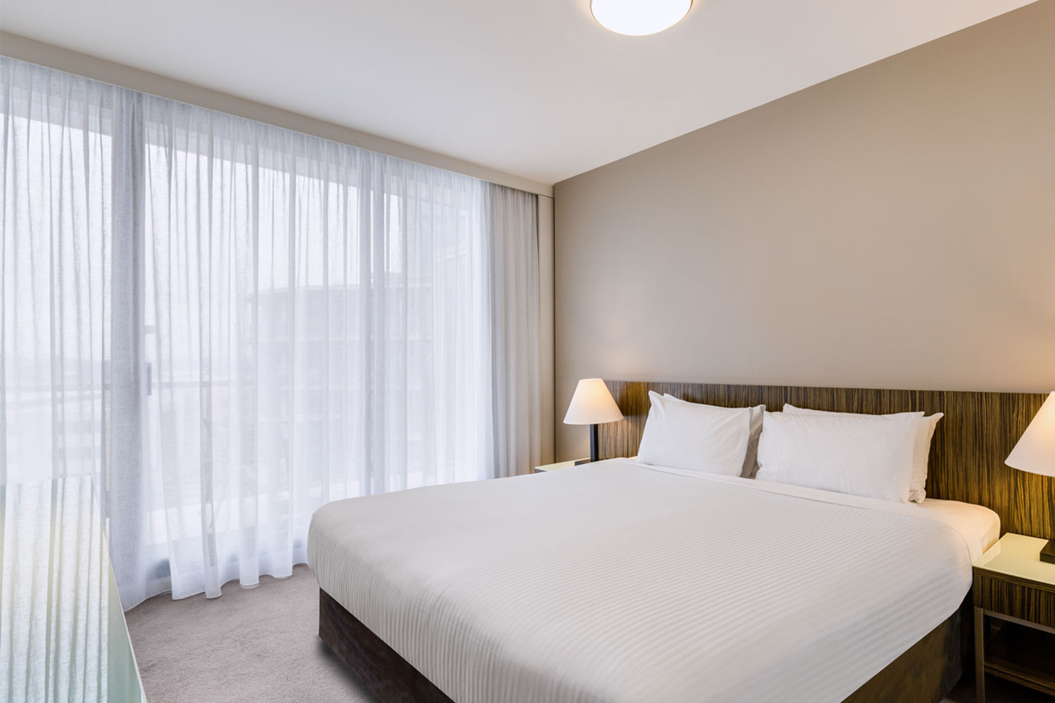 adina apartment hotel sydney darling harbour studio king bedroom 01 2016