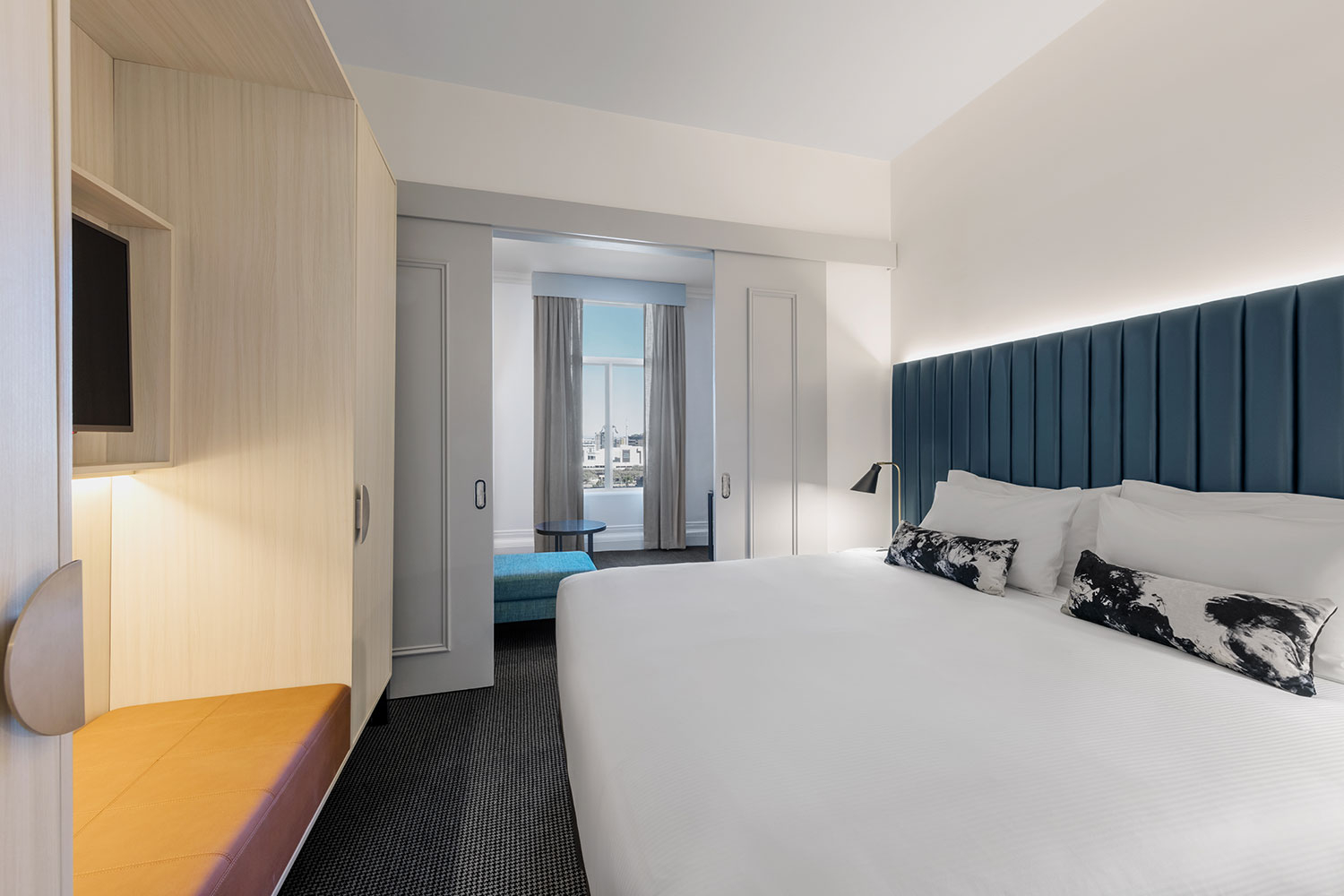 adina apartment hotel brisbane one bedroom room bedroom king v2 02 2018