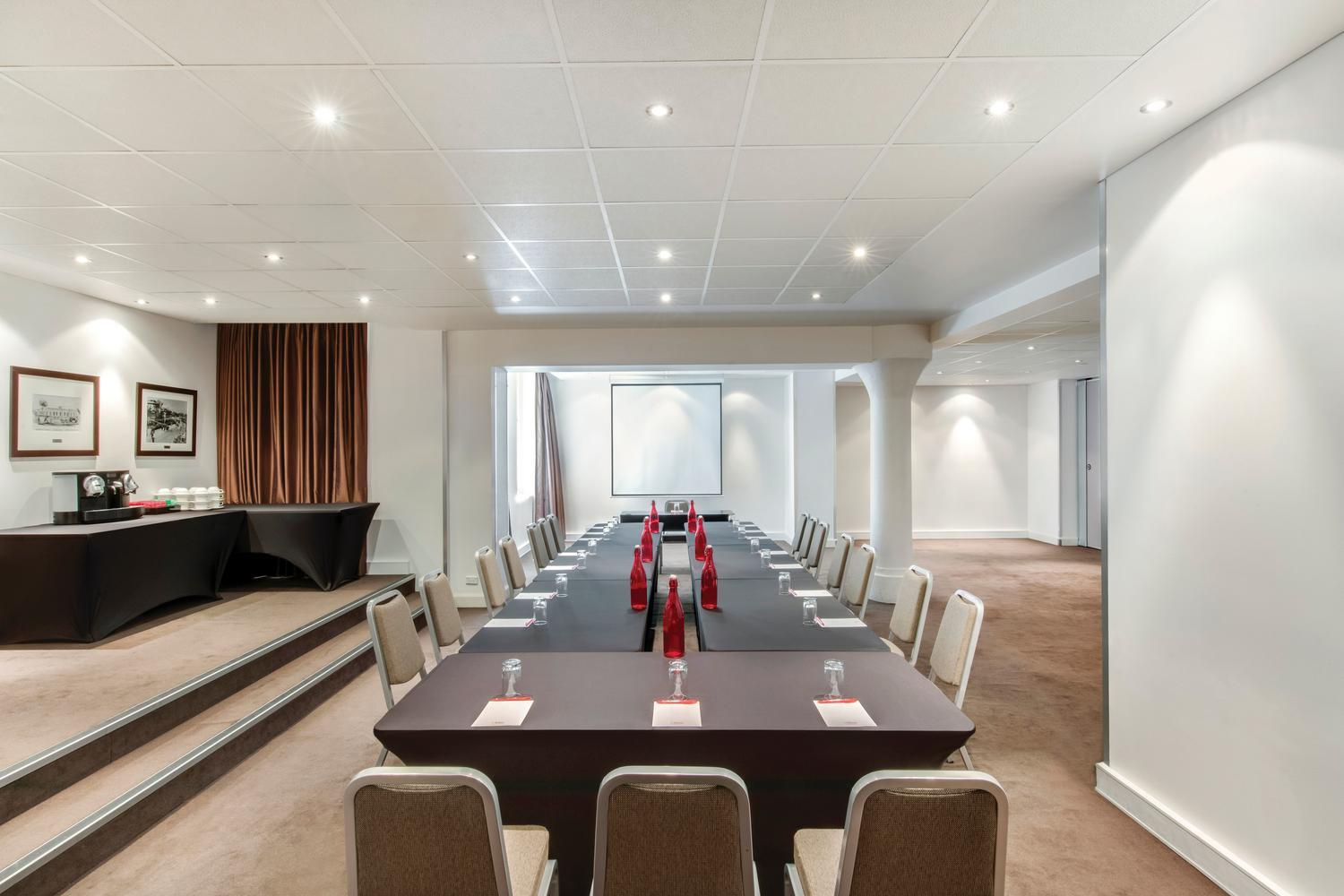 adina apartment hotel adelaide conference vault 2 ushape 01 2018 1500 1000