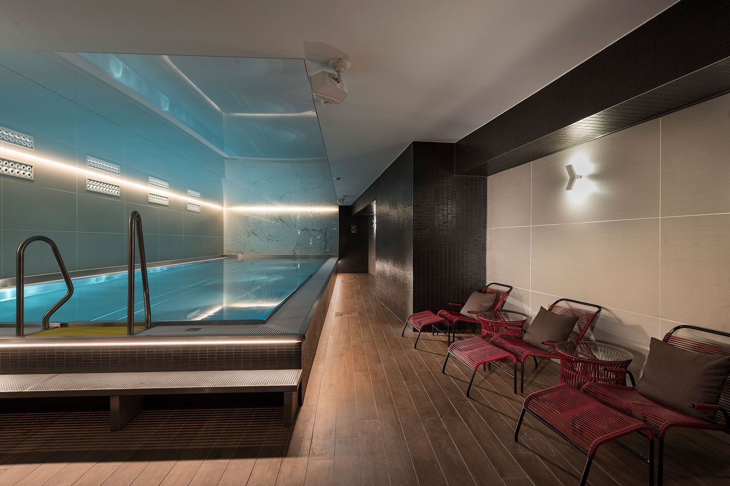 adina apartment hotel nuremberg pool