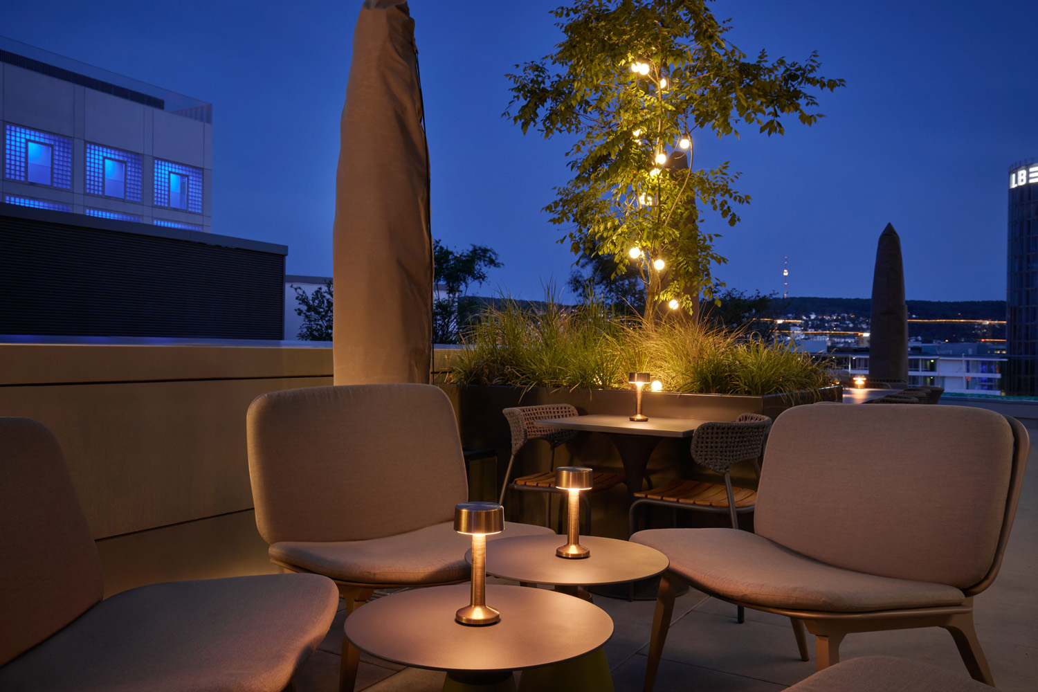 adina hotel stuttgart_terrace night detail_05 2022