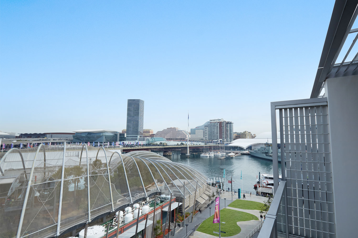 adina apartment hotel sydney darling harbour premier one bedroom apartment king balcony 2016