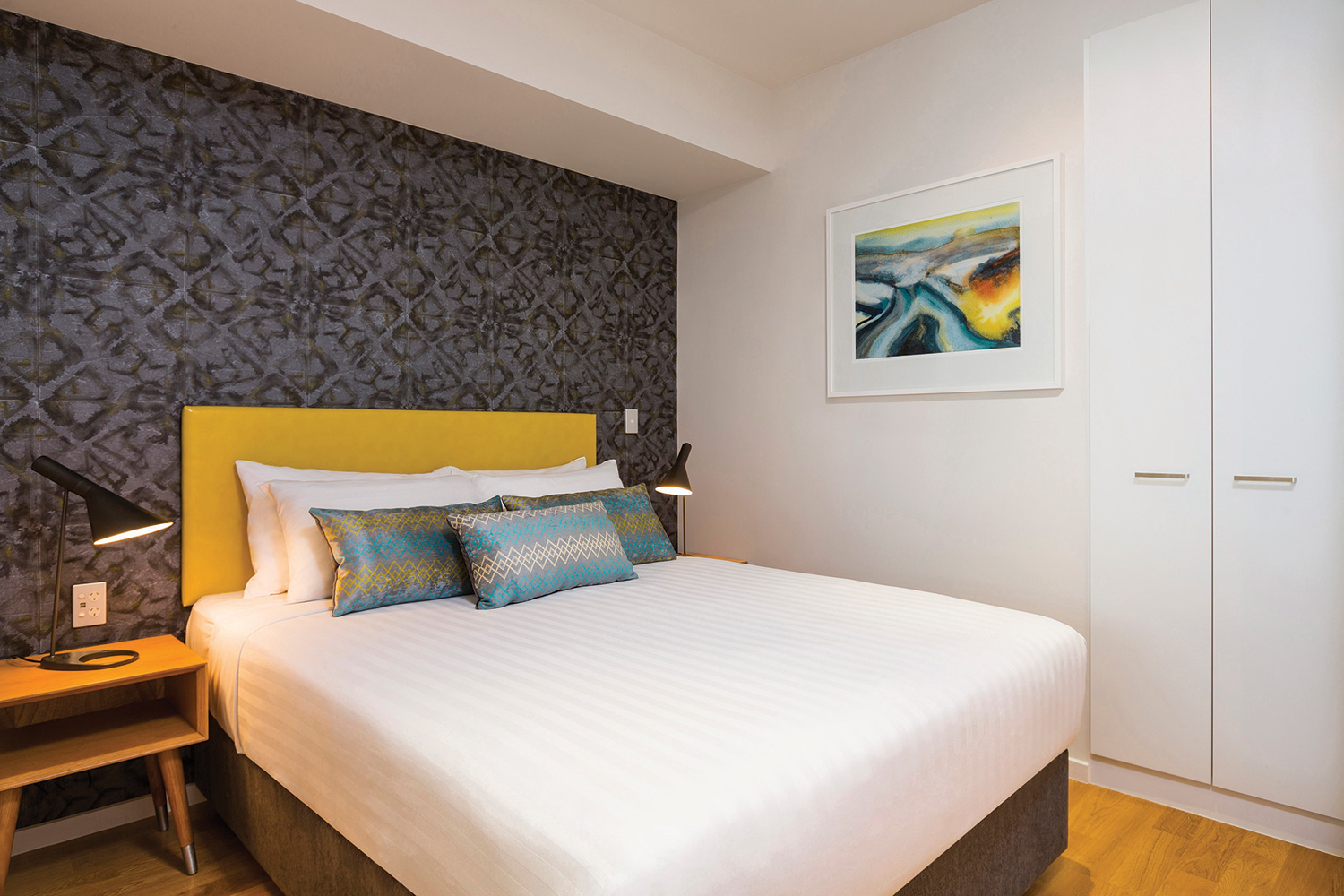 adina apartment hotel auckland britomart premier studio room bedroom 02 2015