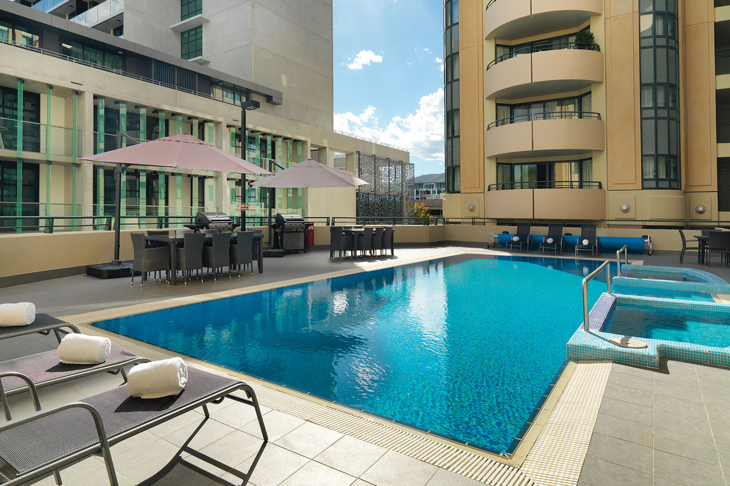 adina serviced apartments canberra james court pool 01 2015