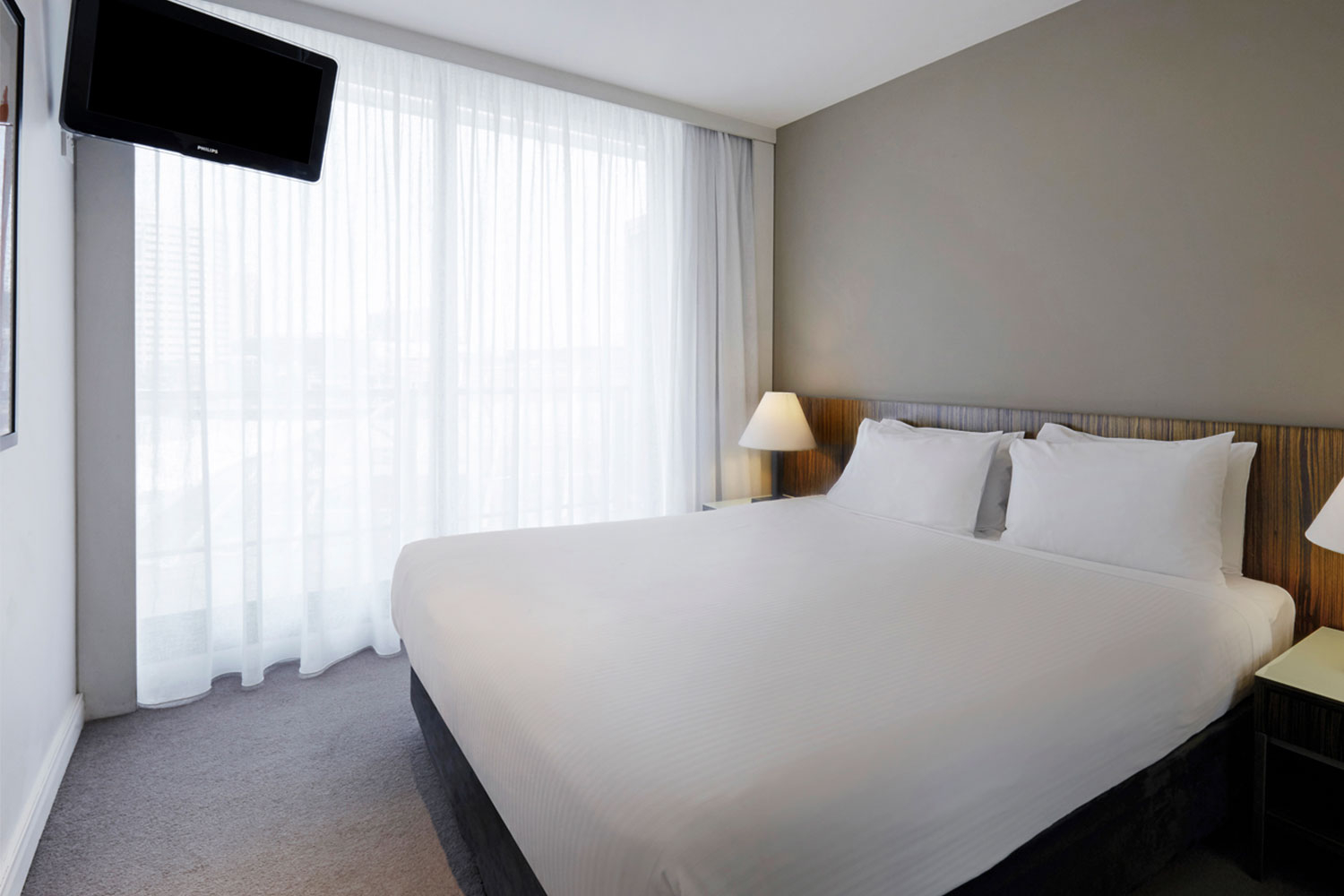 adina apartment hotel sydney darling harbour premier one bedroom apartment king bedroom 01 2016