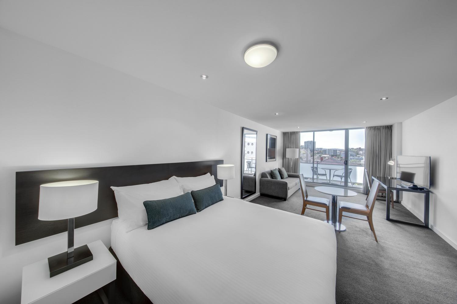 adina apartment hotel wollongong studio bedroom king 01 2018