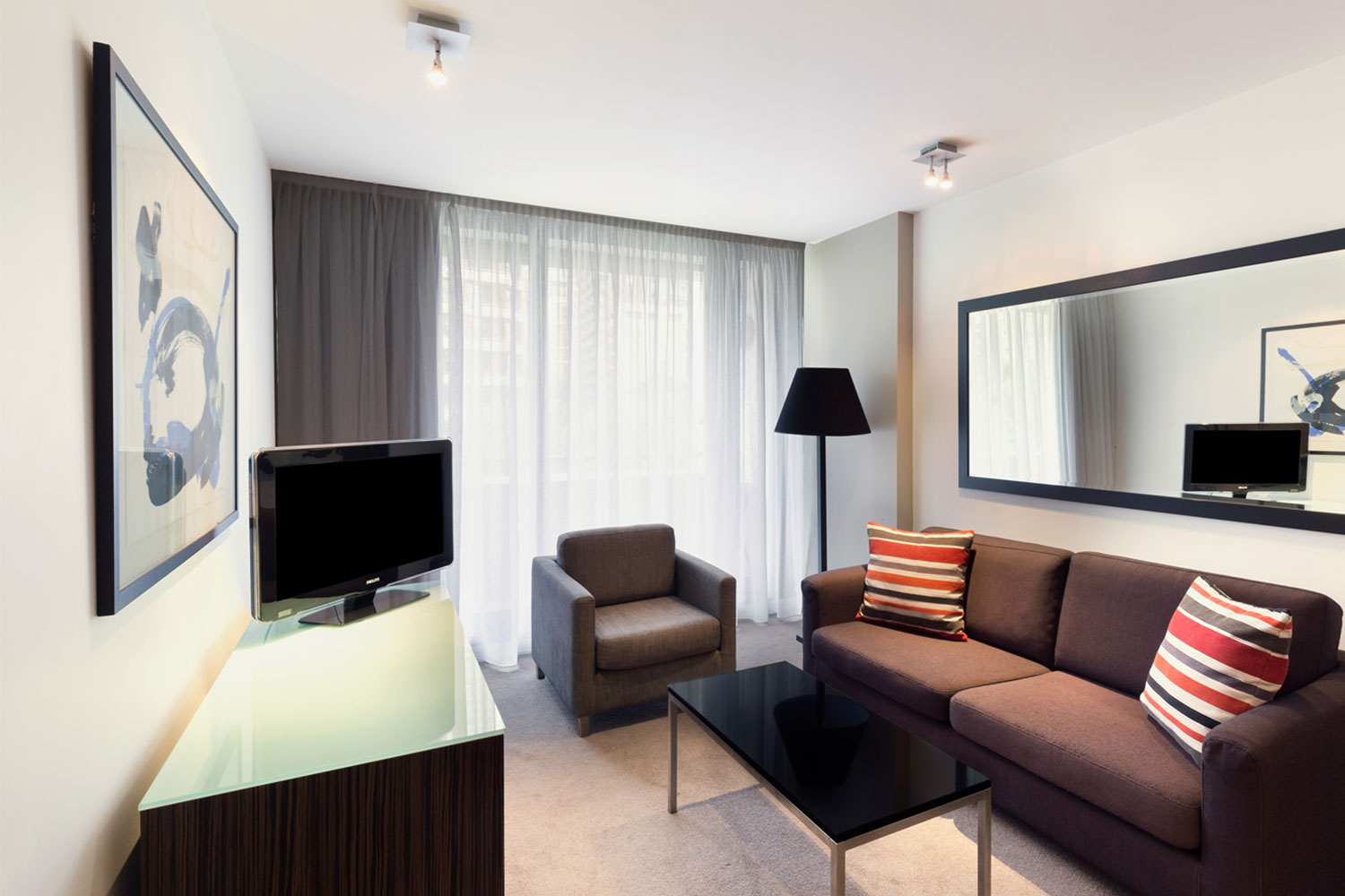 adina apartment hotel sydney darling harbour one bedroom apartment king lounge room 01 2016