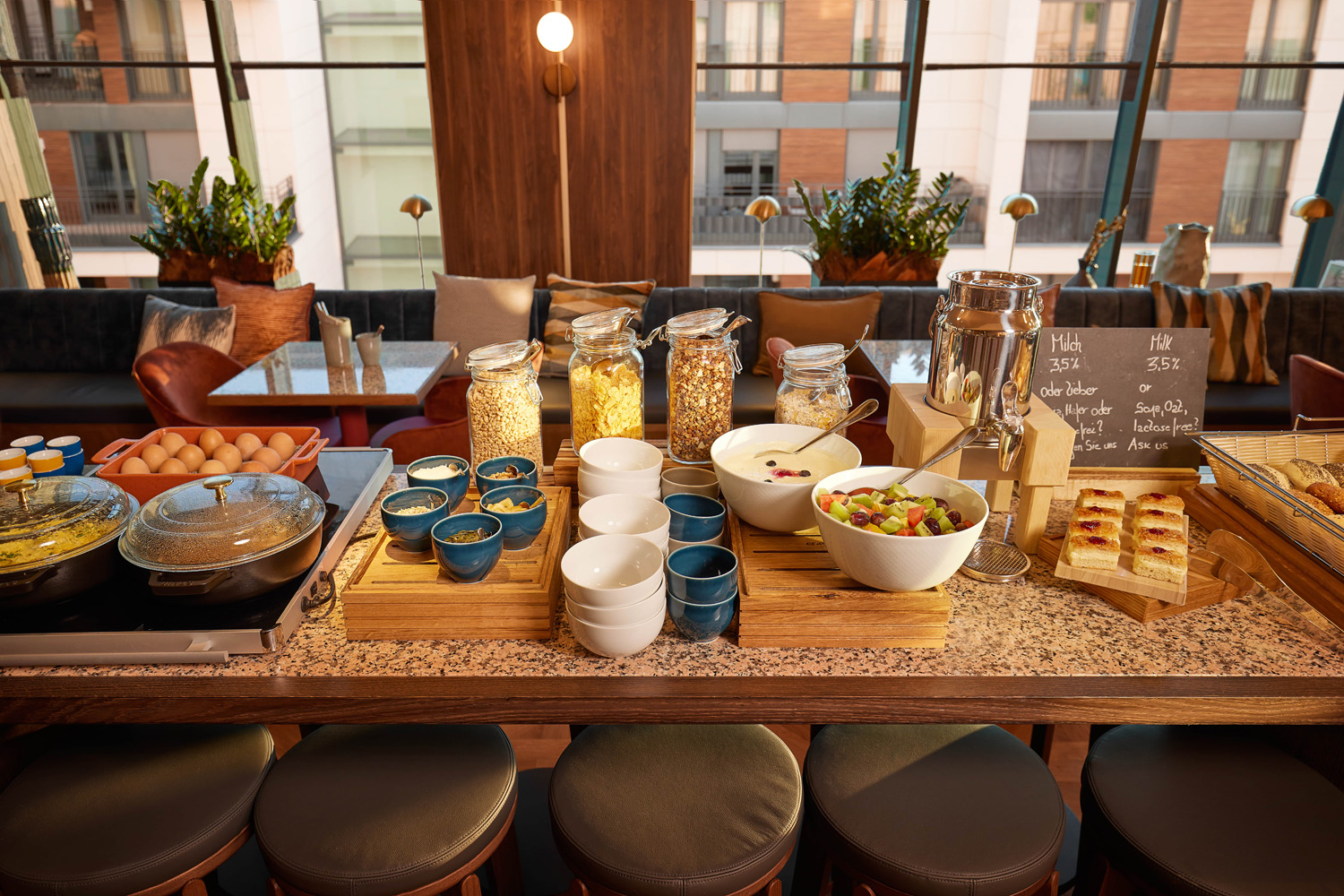 adina hotel stuttgart_breakfast1_05 2022