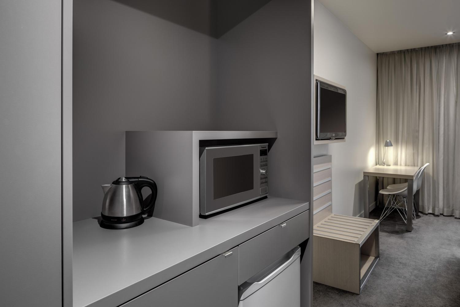travelodge hotel docklands melbourne guest room kitchenette 02 2016