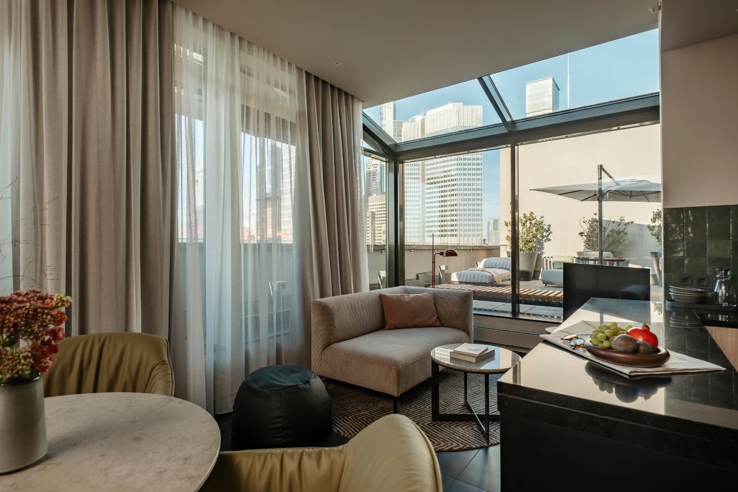 adina frankfurt neue oper studio promier sky view living 1