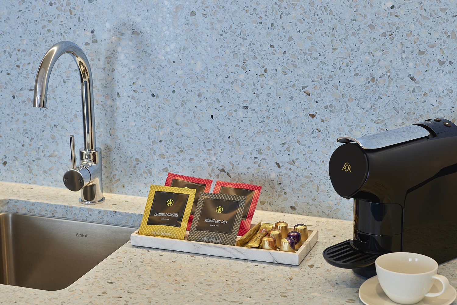 adina_apartment_hotel_sydney_chippendale_kitchen_detail_01_2022