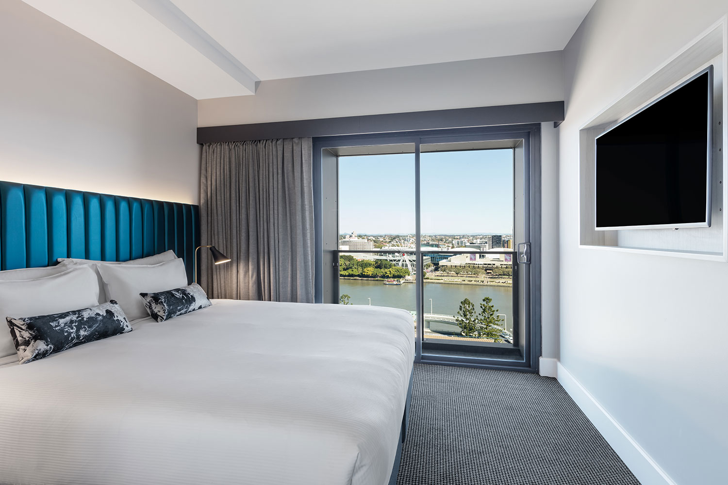adina apartment hotel brisbane one bedroom premier room balcony river view bedroom 02 2018