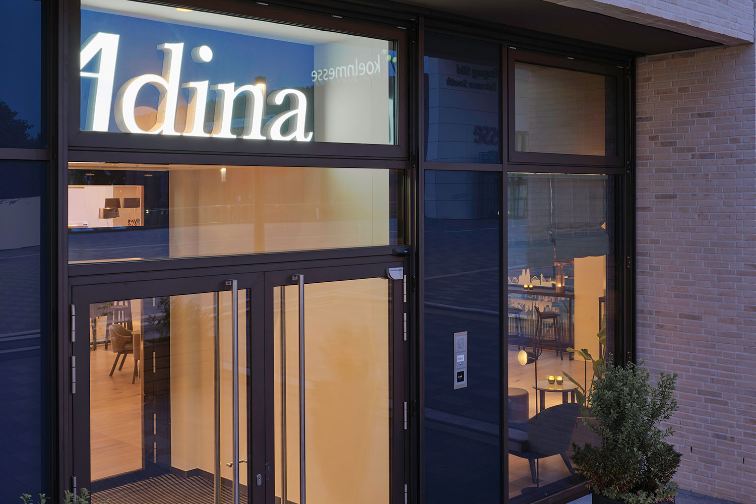 adina hotel cologne_entrance restaurant_2_09_2021