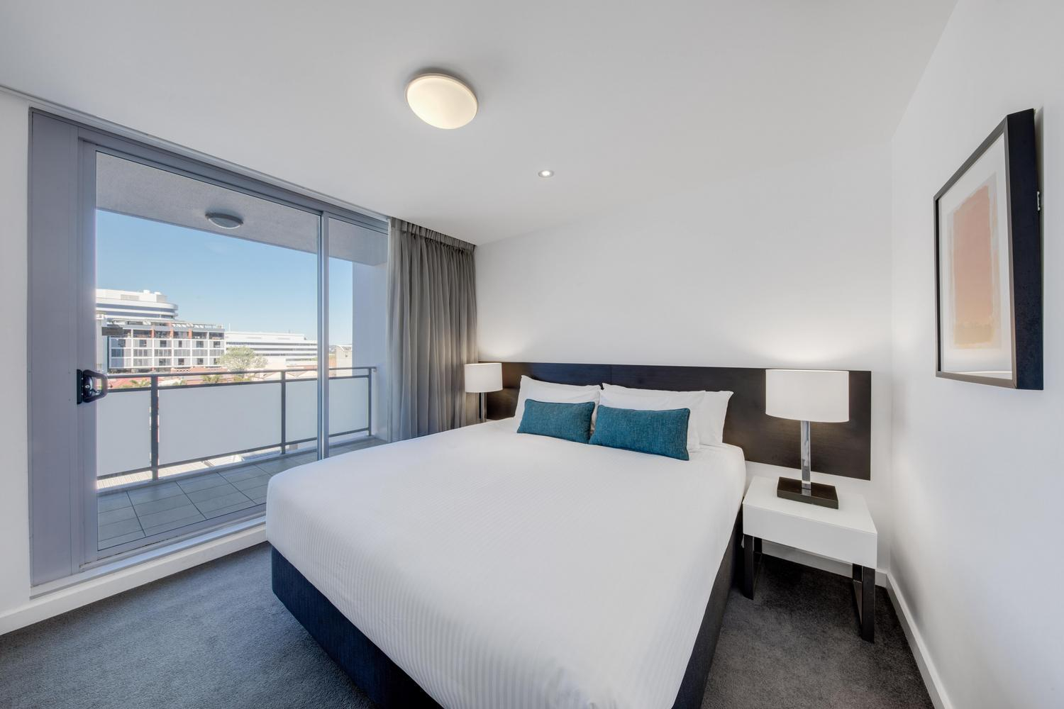 adina apartment hotel wollongong one bedroom king 01 2018
