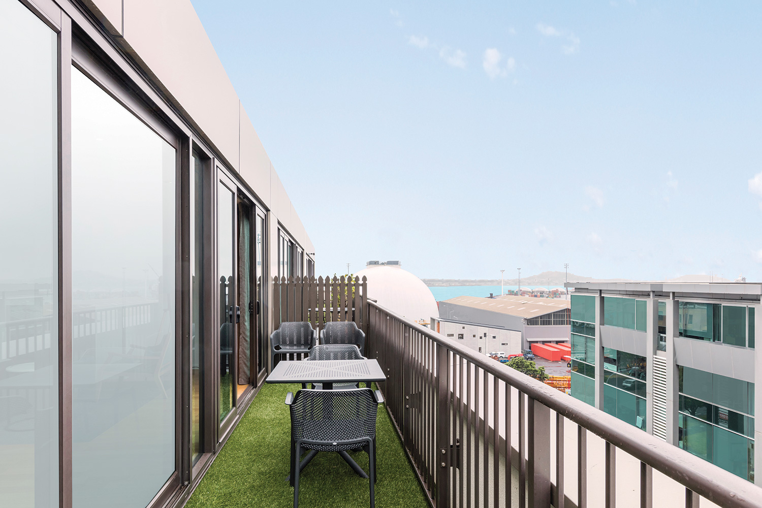 adina apartment hotel auckland two bedroom premier apartment balcony 01 2017