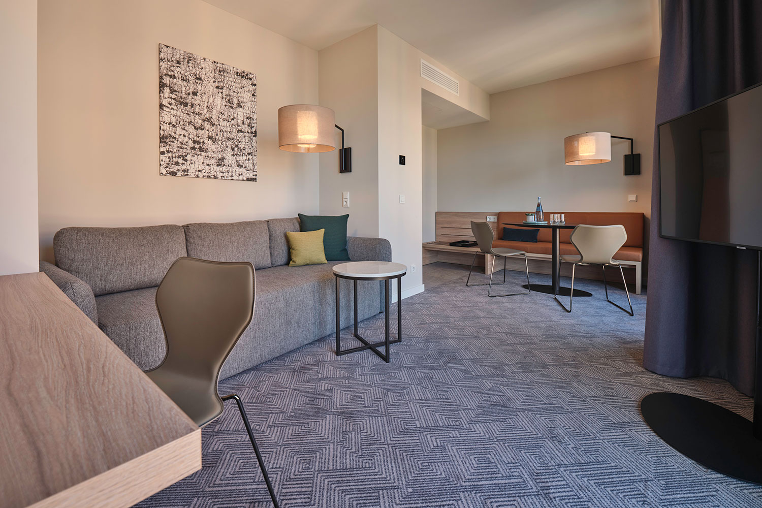 adina hotel cologne_onebedroom_living_07_2021