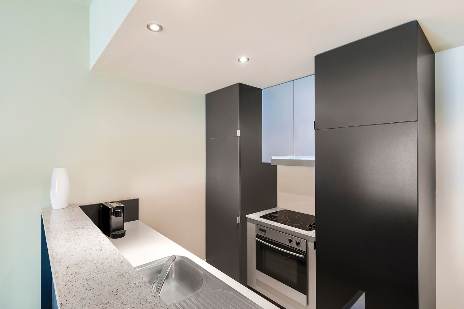 adina apartment hotel adelaide one bedroom kitchen 01 2018